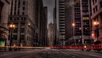 Paisaje urbano nocturno de una metrópoli con rascacielos y monumentos urbanos