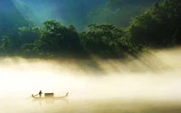 Silueta de un pescador en un bote en un lago brumoso, rodeado de árboles verdes y un campo sereno en la provincia de Hunan, China.