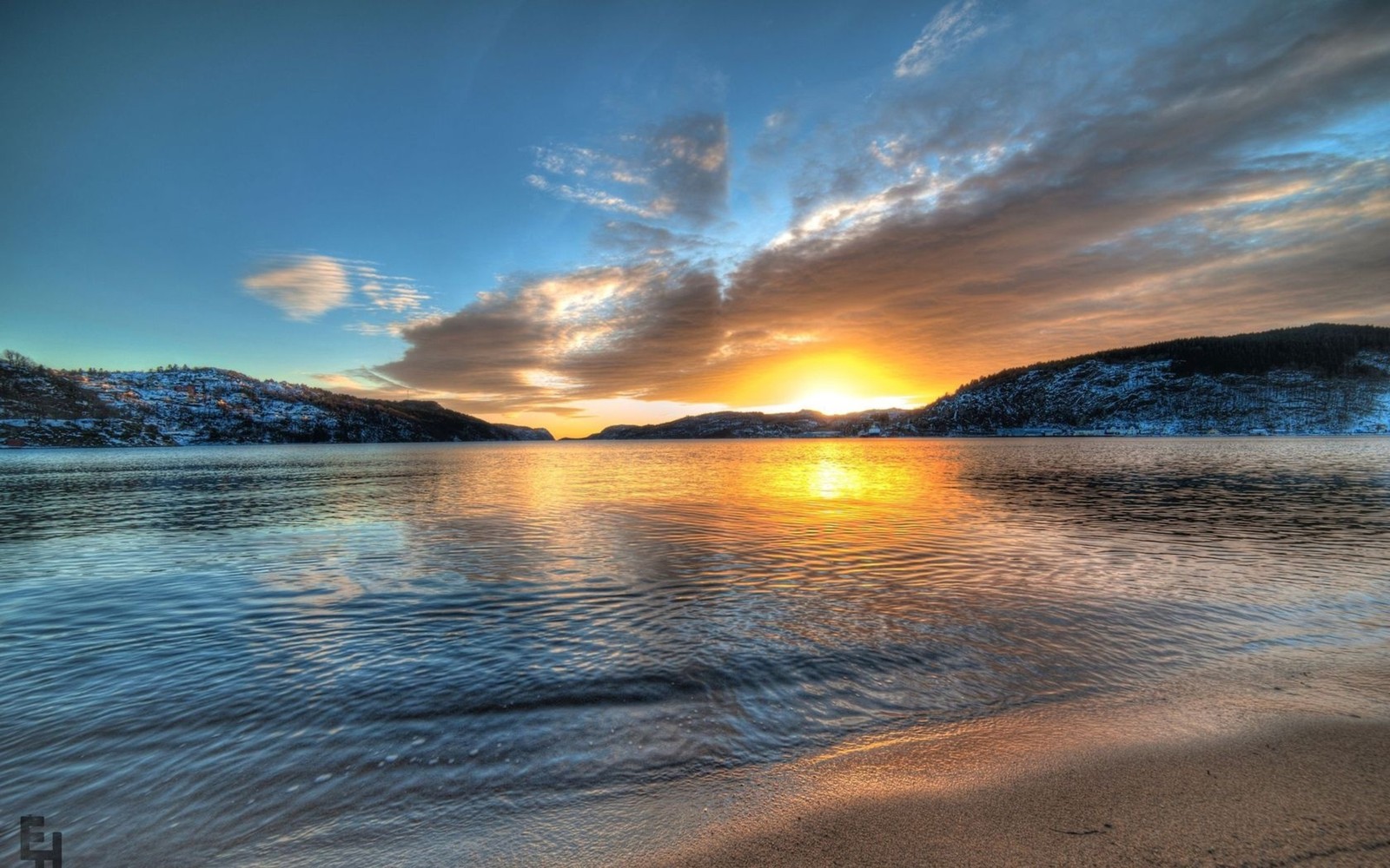 Vue d'un coucher de soleil sur un plan d'eau avec une montagne en arrière-plan (norvège, nature, réflexion, coucher de soleil, horizon)