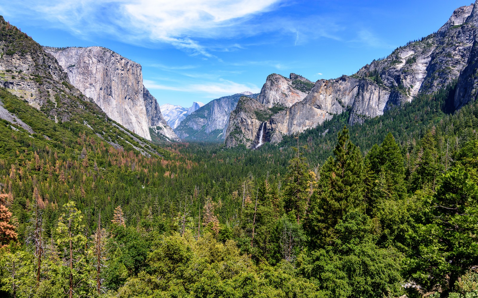 Una vista del valle desde la cima de la montaña (parque nacional de yosemite, montañas, california, cielo azul, valle)