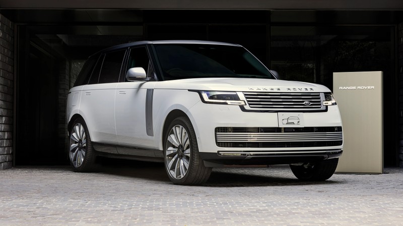 Белый range rover припаркован перед гаражем (рэндж ровер св, range rover sv, на заказ, 5k, 8k)