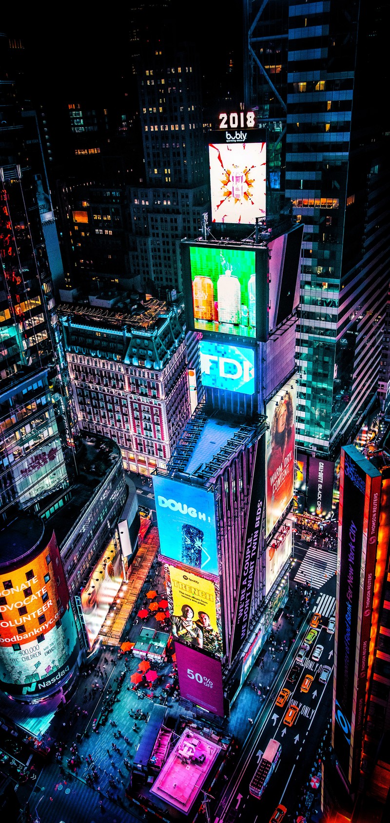 Искусственная фотография города ночью с неоновыми вывесками (таймс сквер, times square, здание, небоскреб, городской пейзаж)