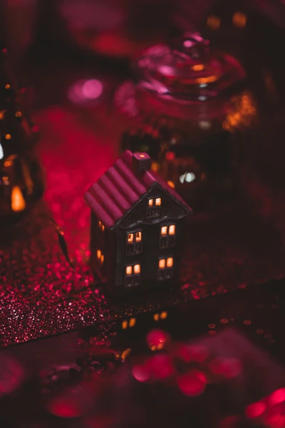 Cottage de Natal iluminado em meio a decorações festivas