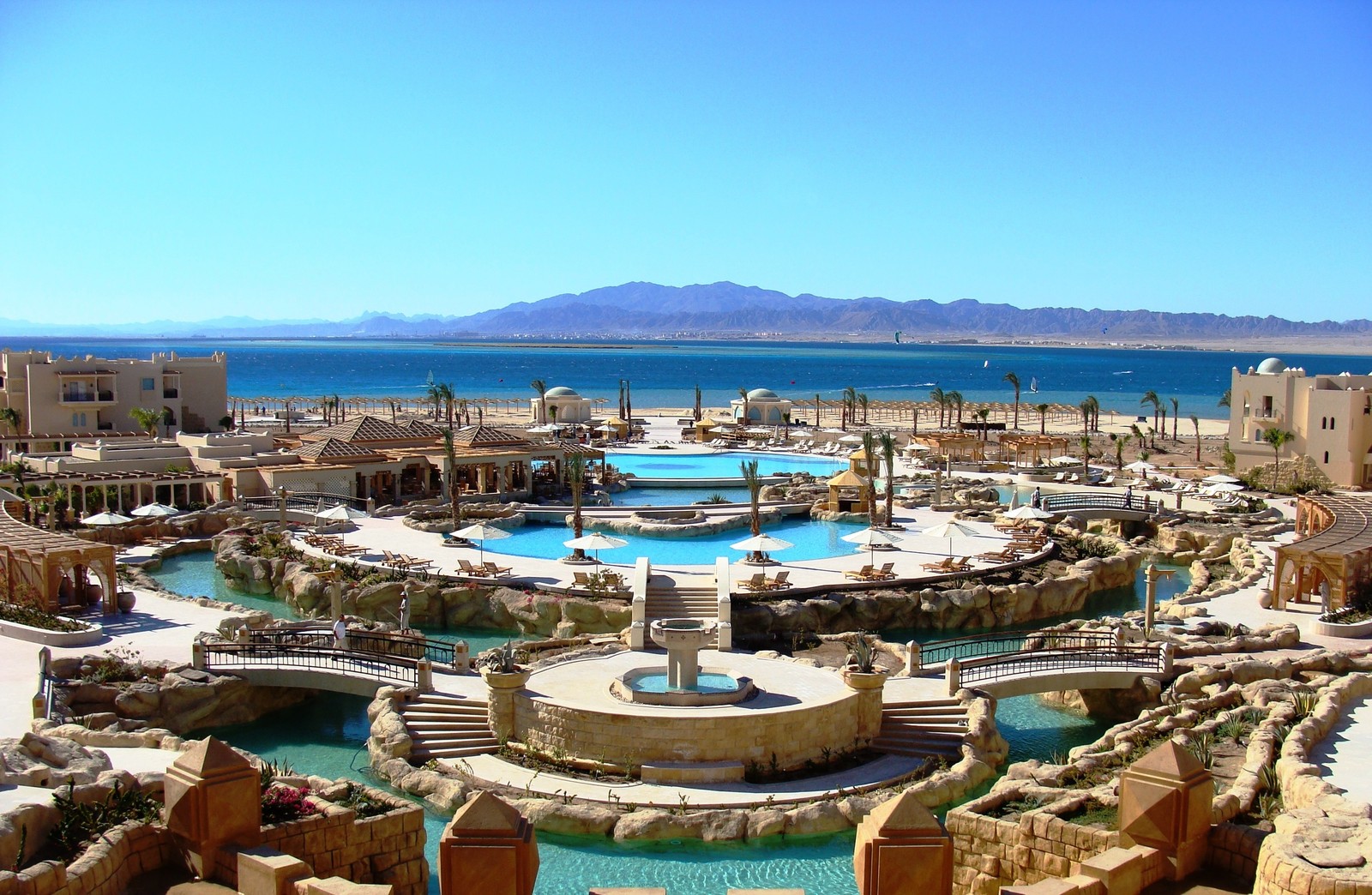 Uma vista arafada de um resort com uma piscina e uma cachoeira (hurghada, mar vermelho, estância, turismo, férias)