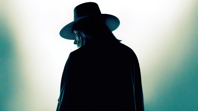 Размытое изображение мужчины в шляпе и плаще (v значит вендетта, v for vendetta, анонимный, маска, фильм)