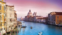 Vista escénica del Gran Canal con góndolas y paisaje urbano reflejado