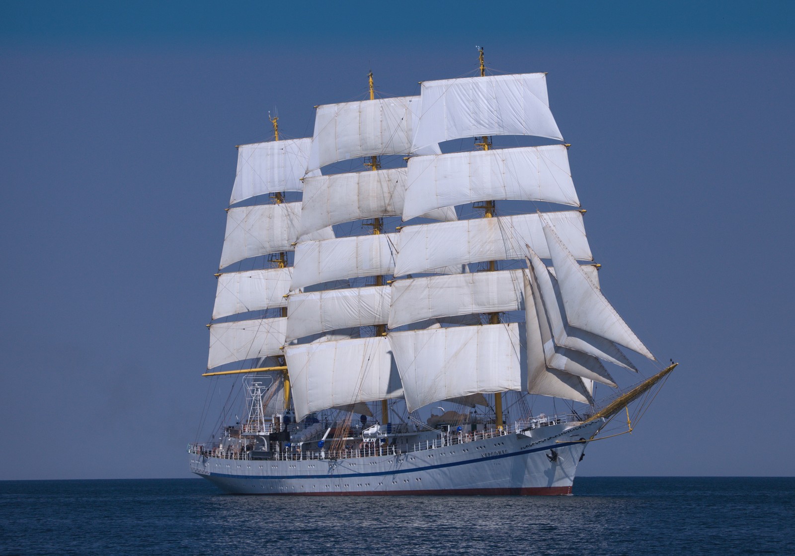 Un voilier avec des voiles dans l'océan par une journée claire (voile, séquence, voilier, grand navire, barquentine)