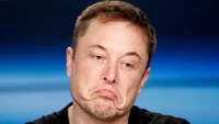 Elon Musk mostrando una expresión contemplativa.