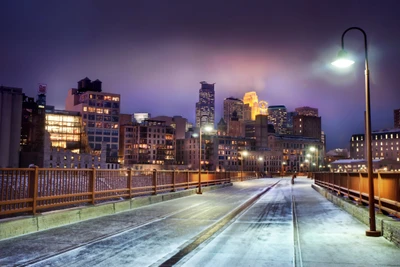 Nachtskyline von Minneapolis: Eine ruhige städtische Landschaft mit Wolkenkratzern und Straßenlaternen