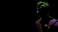 Silhouette sinistre du Joker contre un fond sombre