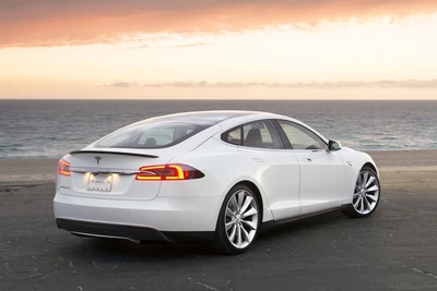 Tesla Model S: Sedã de luxo elegante à beira do oceano ao pôr do sol