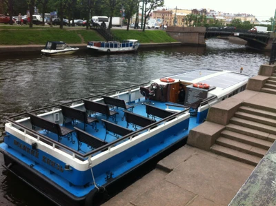 Freizeitmotorboot am malerischen Wasserweg angedockt