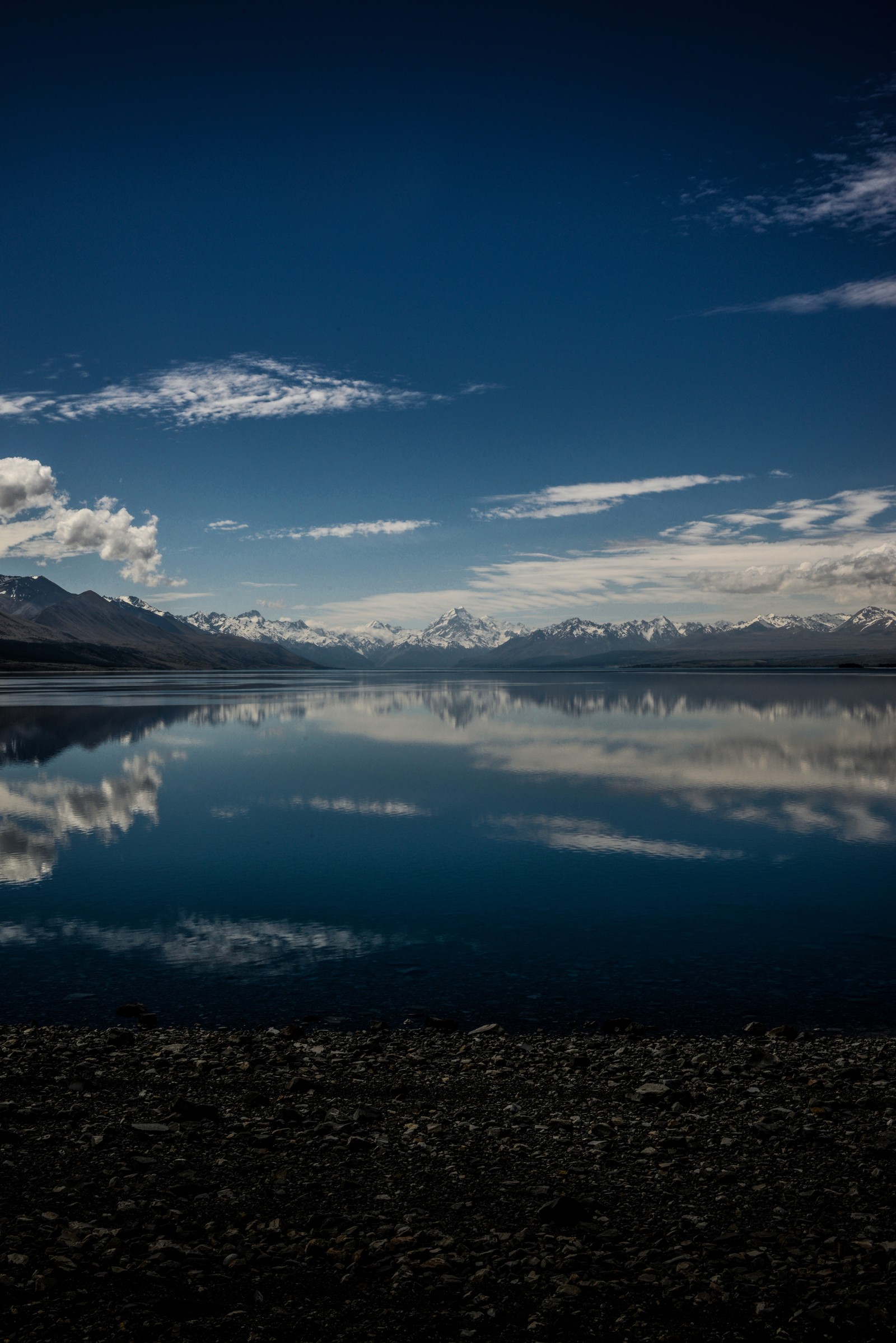 Vue d'un lac avec une montagne en arrière-plan (eau, horizon, réflexion, nuage, microphone)