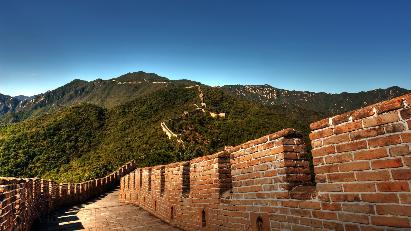 La grande muraille de chine, avec des montagnes en arrière-plan (grande muraille de chine, mur, montagne, colline, roche)