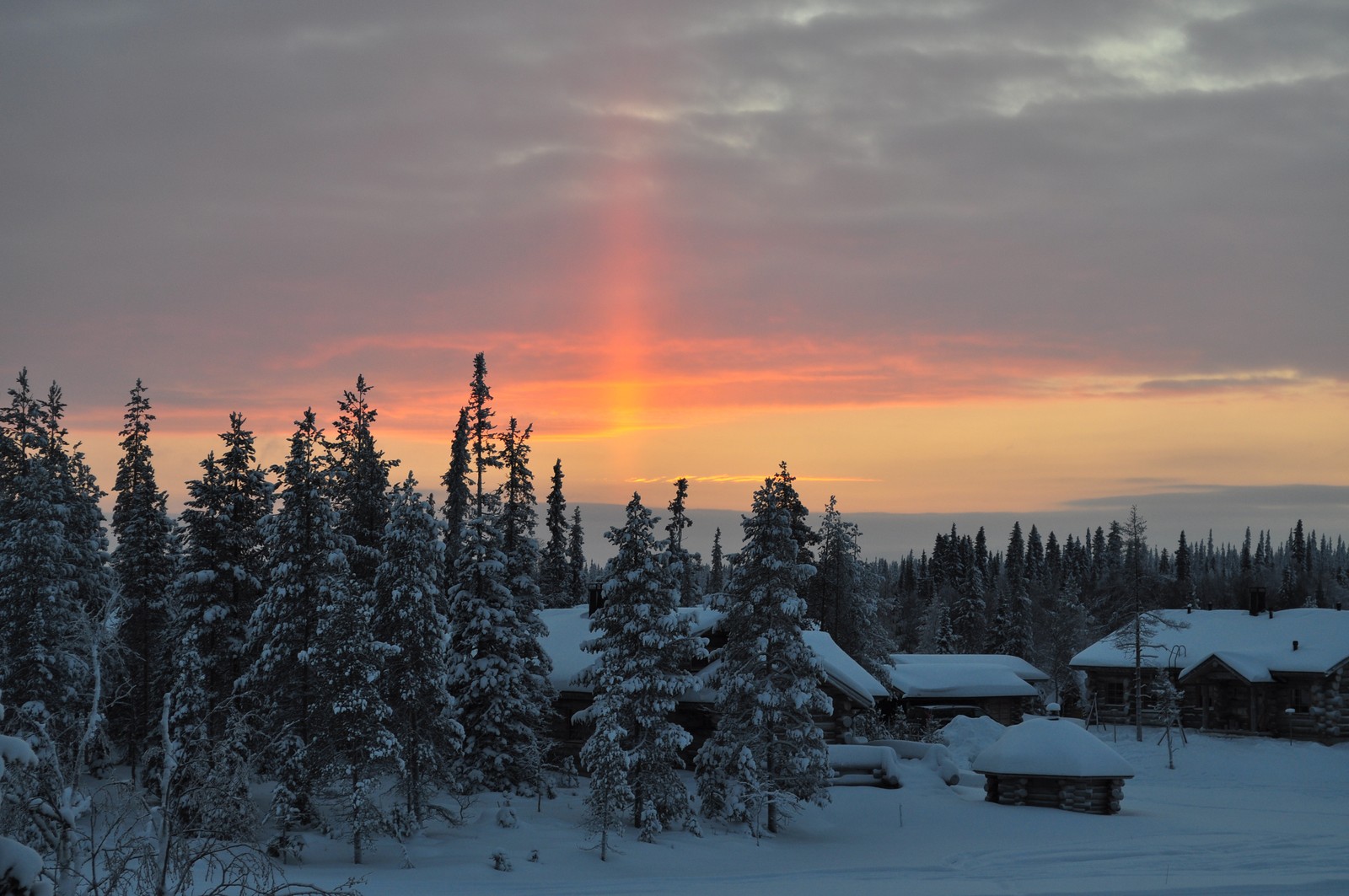 Arafed view of a sunset over a small village in the woods (snow, winter, cloud, sunset, tree)