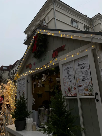 Casa encantadora com decoração de Natal e luzes festivas