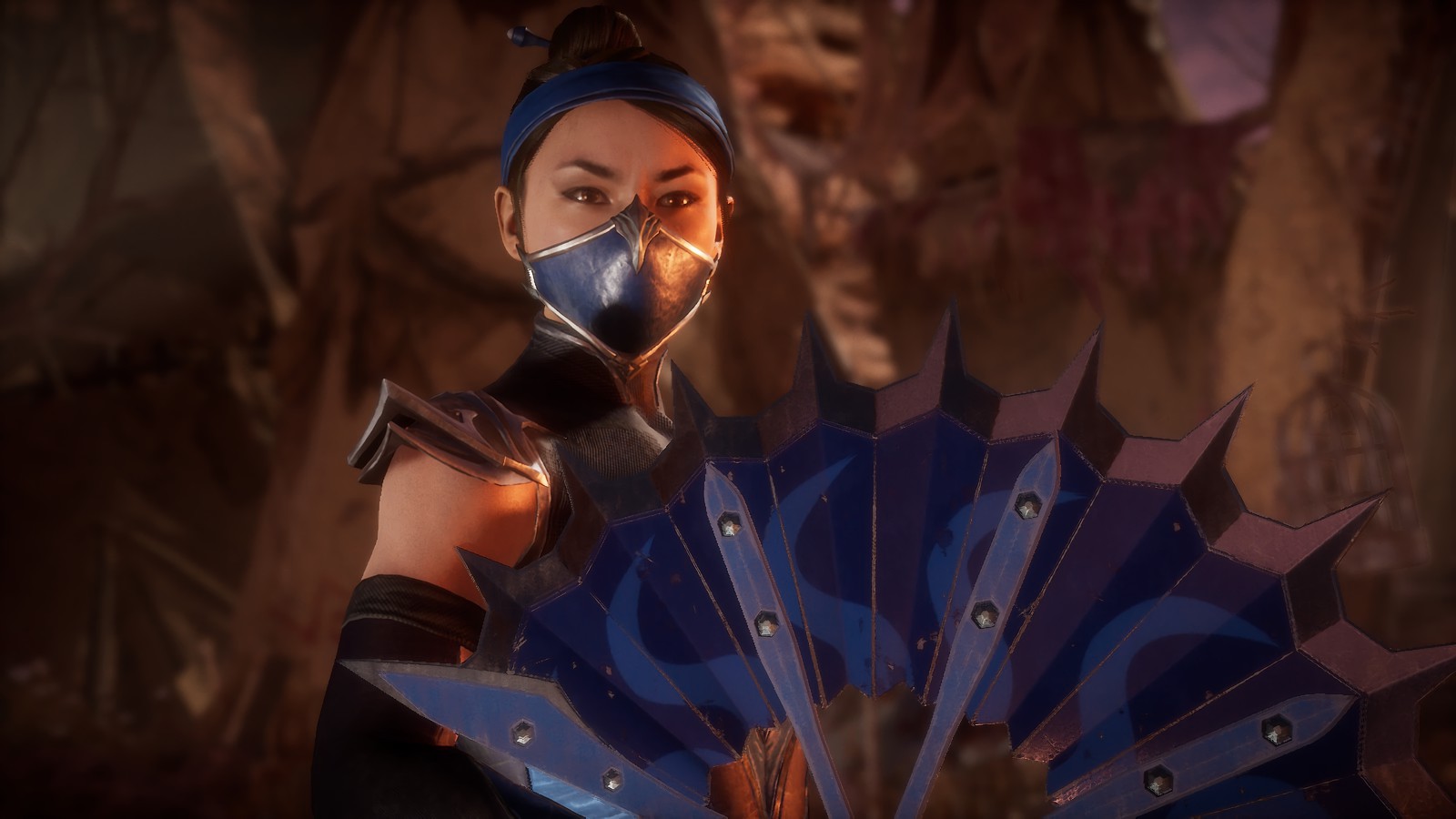 Женщина в синей маске, держащая веер в темной комнате (китана, kitana, mortal kombat 11, видеоигра)