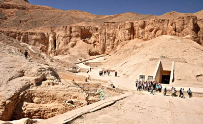 Ägyptische archäologische Stätte in einem bergigen Tal, in dem Besucher die geologischen Formationen der Ödland erkunden.