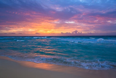 Coucher de soleil serein sur des vagues océaniques turquoise