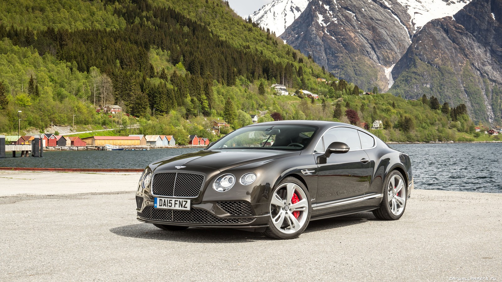 Bentley continental gt curvado estacionado frente a un lago de montaña (bentley motors limited, bentley, coche, bentley continental gt, llanta)