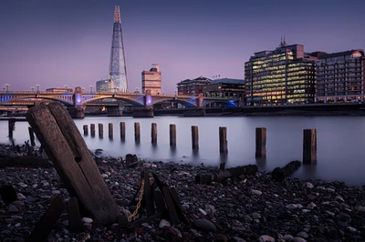 Skyline de Londres au crépuscule : The Shard et le pont de la Tour reflétés sur la rivière Thames