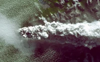 Volcán en erupción contra un paisaje helado