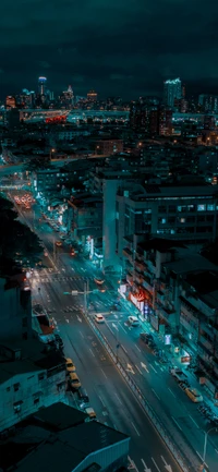 Paisagem noturna urbana: blocos de torres e infraestrutura ao anoitecer