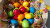 Huevos de Pascua coloridos en una cesta decorativa