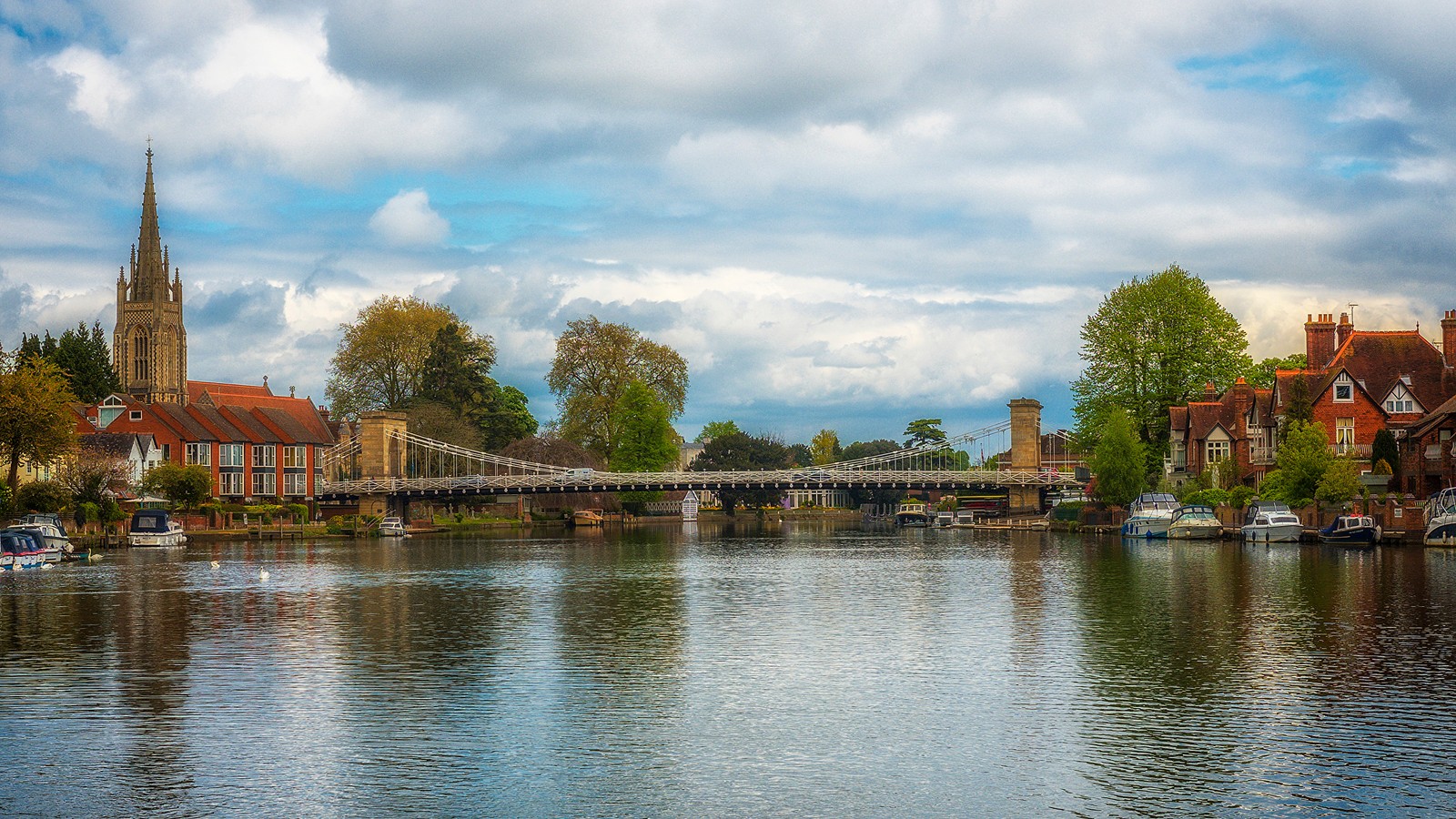 Image floue d'un pont sur une rivière avec des bateaux dans l'eau (flueve, plan deau, eau, voie navigable, pont)