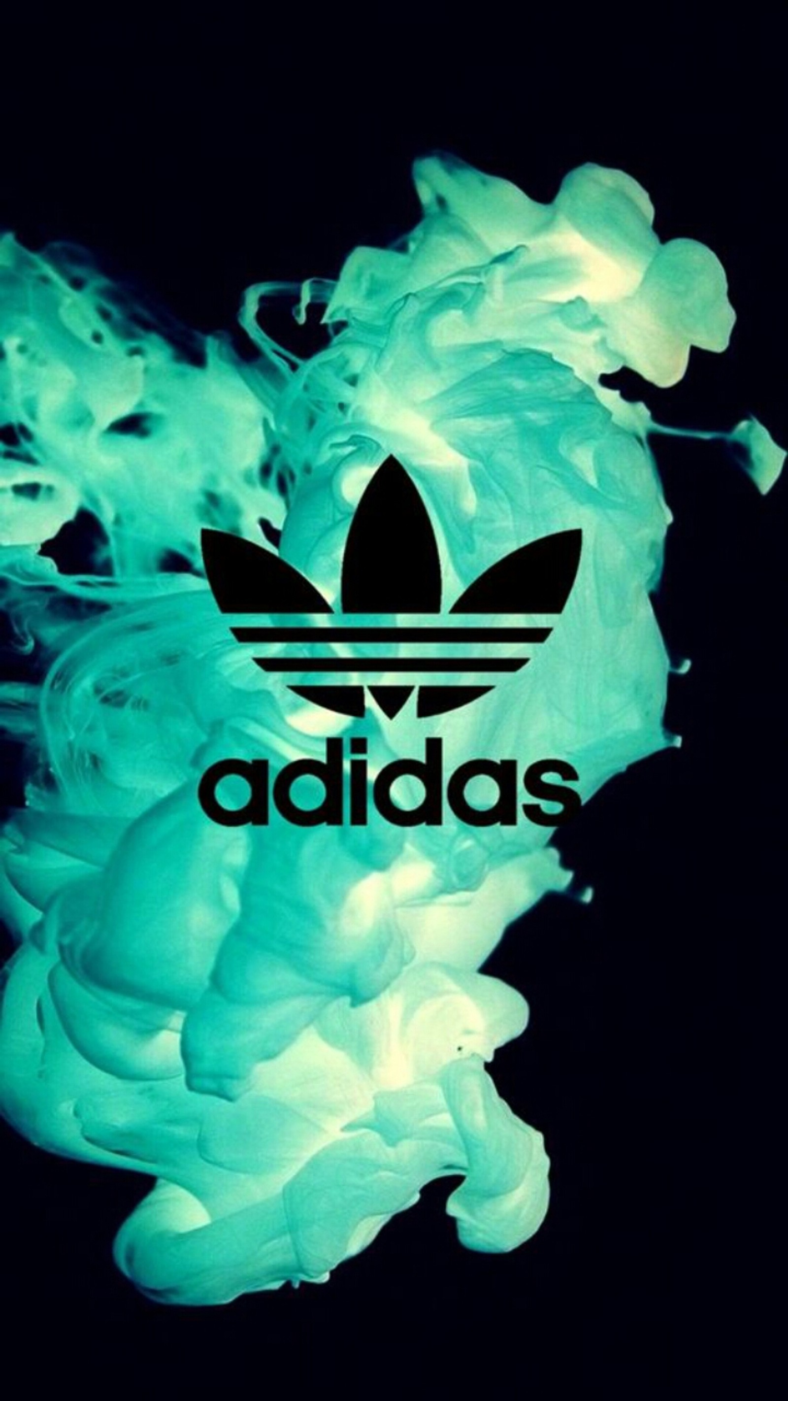 Logo de adidas en un fondo negro con humo (azul)