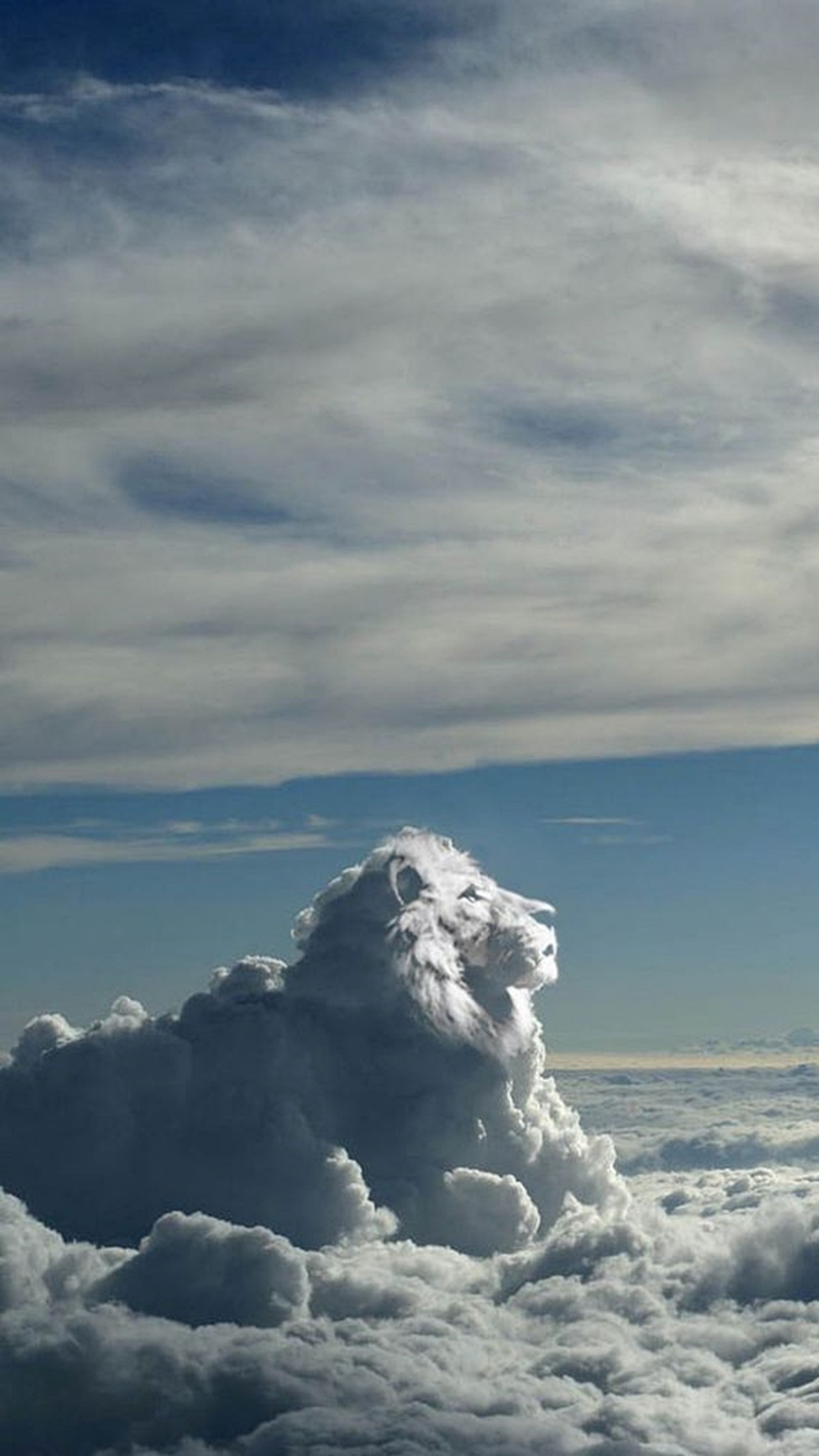 Une formation nuageuse dans le ciel avec une tête de lion au centre (ceu, dieu, papier peint, paz)