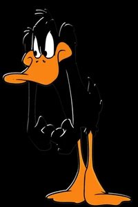 Pato Daffy em uma pose pensativa contra um fundo preto.