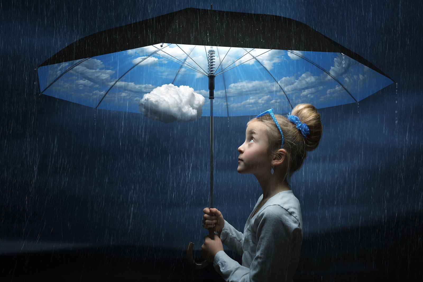 Una chica pintada sosteniendo un paraguas en la lluvia con una nube en el cielo (arte, paraguas, azul, nube, lluvia)