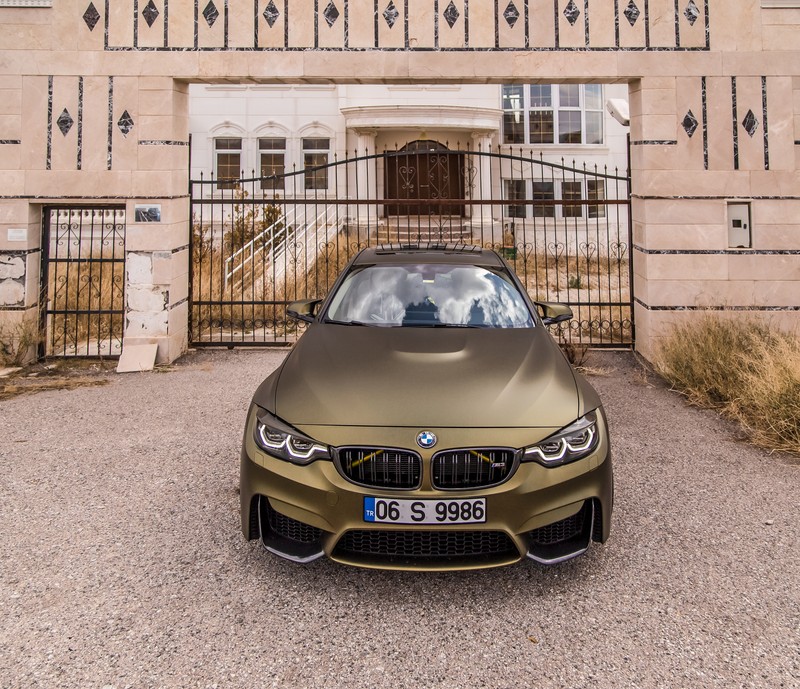 Bmw m4 купе в золотом цвете, припаркованный перед большим зданием (чёрный, bmw, машина, машины, водитель)