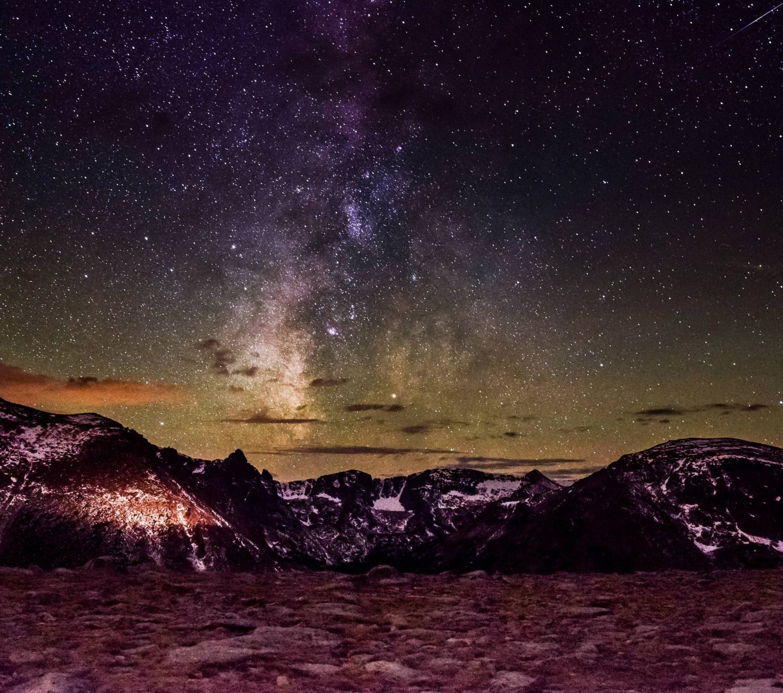 Uma vista da via láctea e das estrelas acima das montanhas (via láctea, over mountain, estrelas)