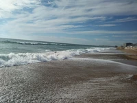 Playa Atlántica vacía en Misquamicut, Rhode Island: Olas y nubes en otoño