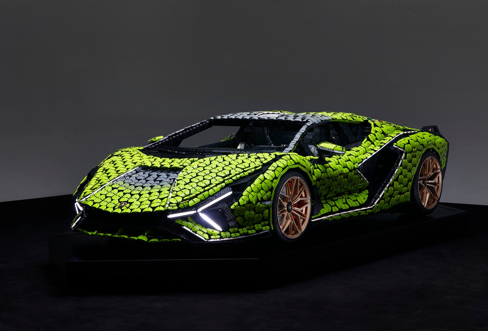 Un primer plano de un coche deportivo verde y negro sobre una superficie negra (lamborghini sián fkp 37, lego, 2021, coches, fondo de pantalla 4k)