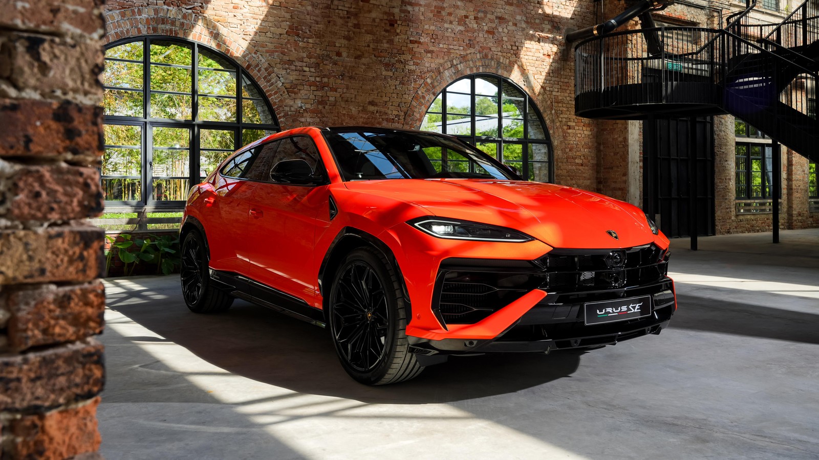 Un suv lamborghini rojo estacionado en un garaje junto a una pared de ladrillo (lamborghini urus se, 5k, suv híbrido enchufable, coches, fondo de pantalla 4k)