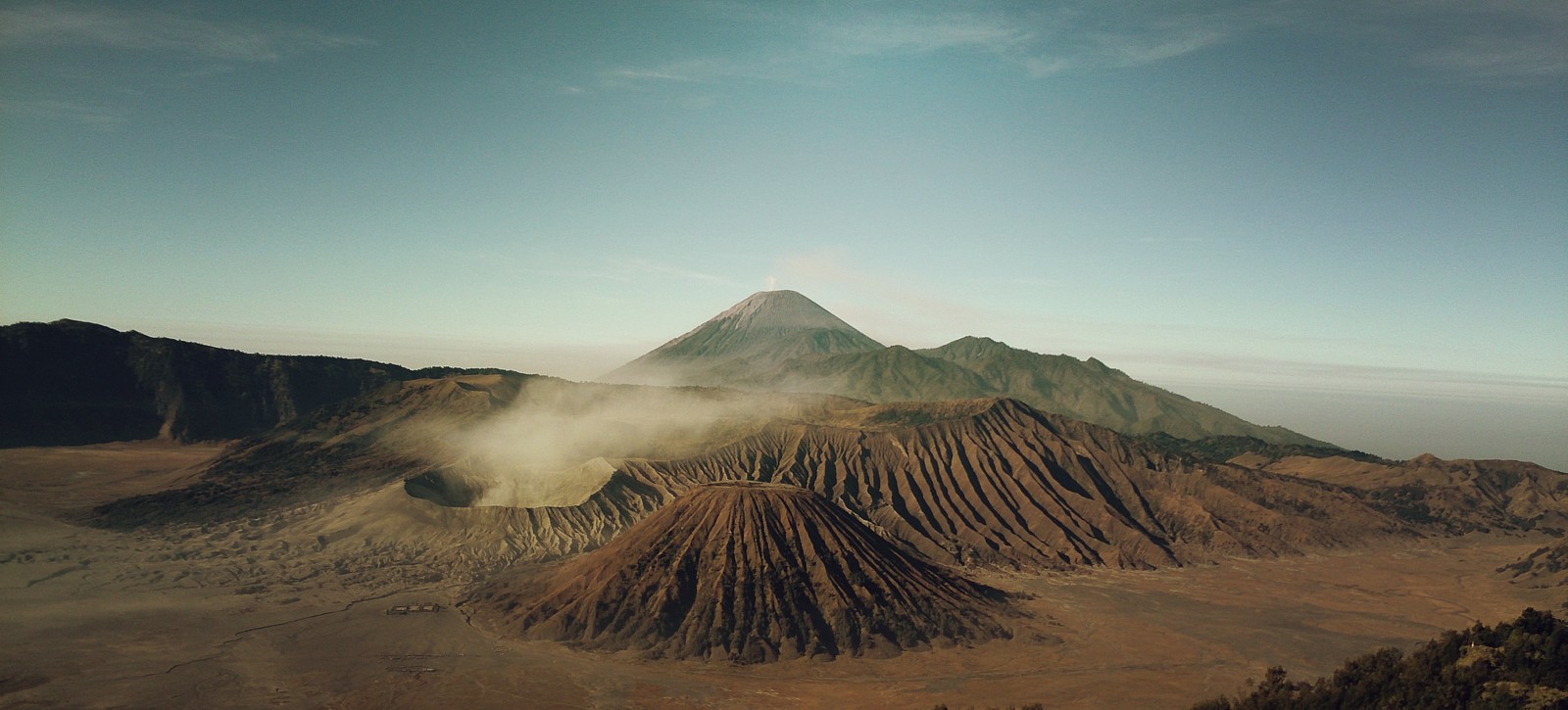 Вид на гору с облаком в воздухе (гора бромо, mount bromo, вулкан, вулканическая форма рельефа, щитовидный вулкан)