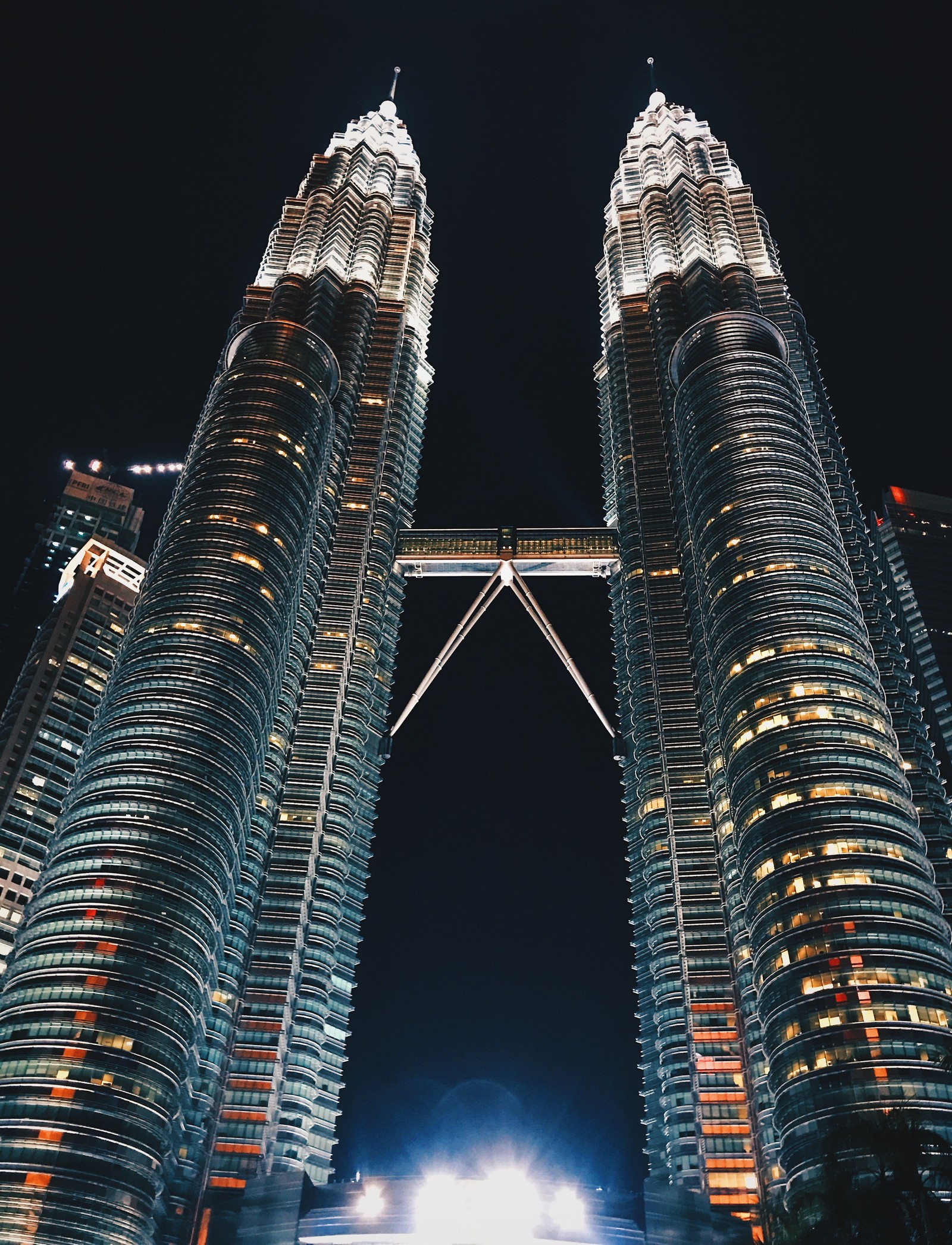 Vista de un edificio alto con un puente sobre él (centro de comercio mundial, rascacielos, hito, torre, metrópolis)