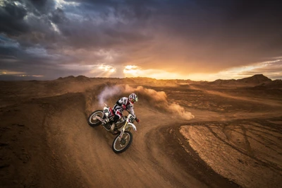 Piloto de motocross freestyle em ação contra um pôr do sol dramático