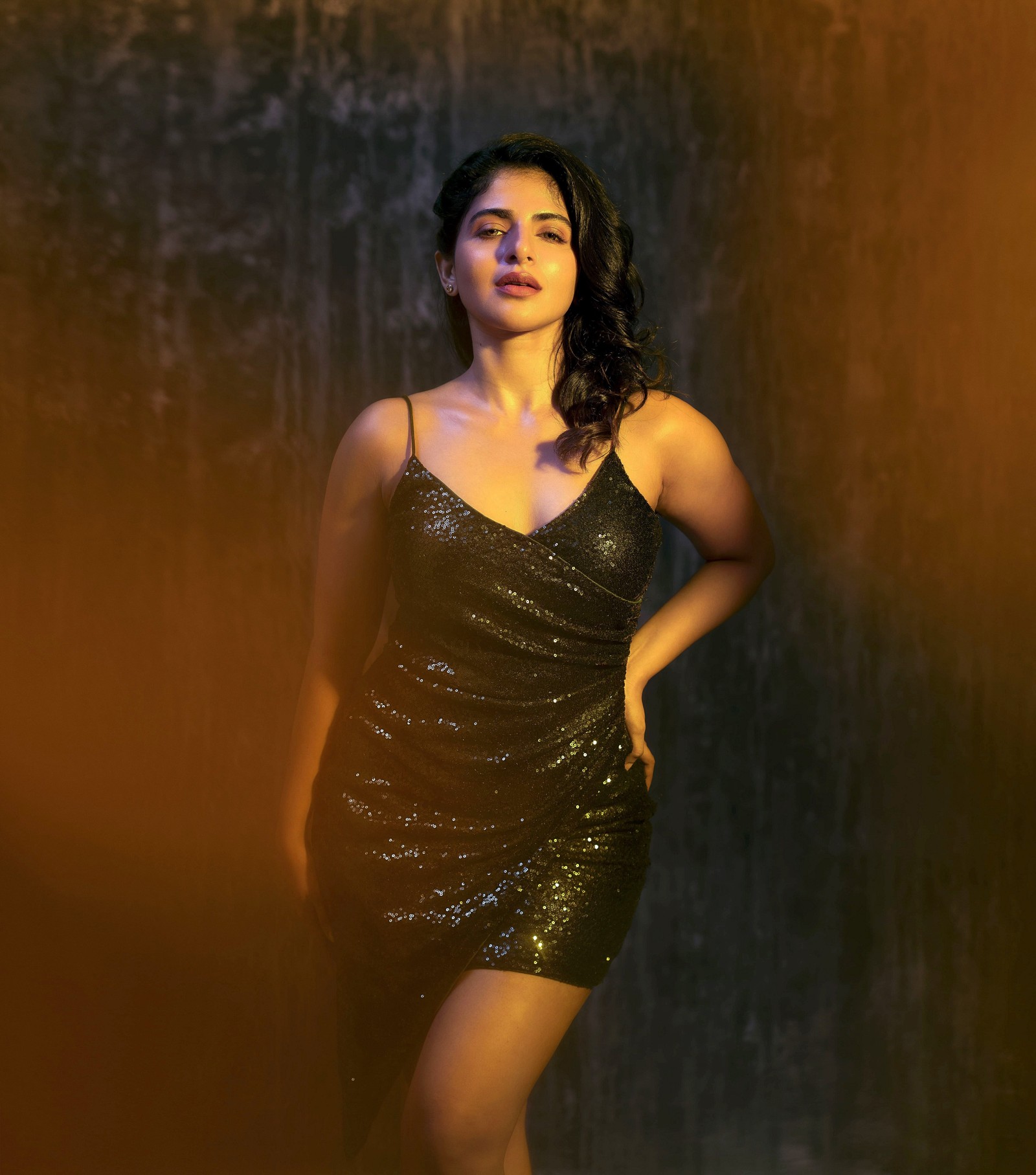 Une femme arabe en robe noire posant pour une photo (iswarya menon, actrice de kollywood, actrice kannada, actrice malayalam, actrice indienne)