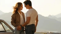 Moment romantique entre Maverick et Penny dans Top Gun : Maverick