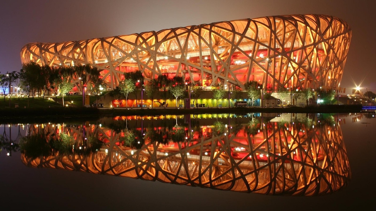 Blick auf das vogelnest-stadion bei nacht mit eingeschaltetem licht (stadion, architektur, reflexion, beleuchtung, nacht)