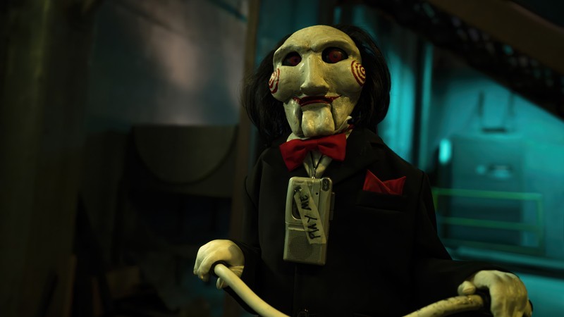 Крупный план жуткой фигуры с красным бабочкой (пила x, saw x, фильм, 2023, billy the puppet)