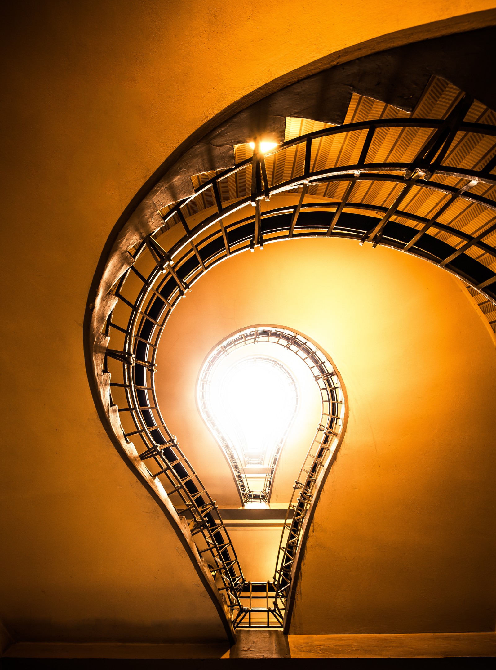 Arabische wendeltreppe mit einem licht oben (treppe, bulb illustration, schritte, nach oben schauen, drinnen)