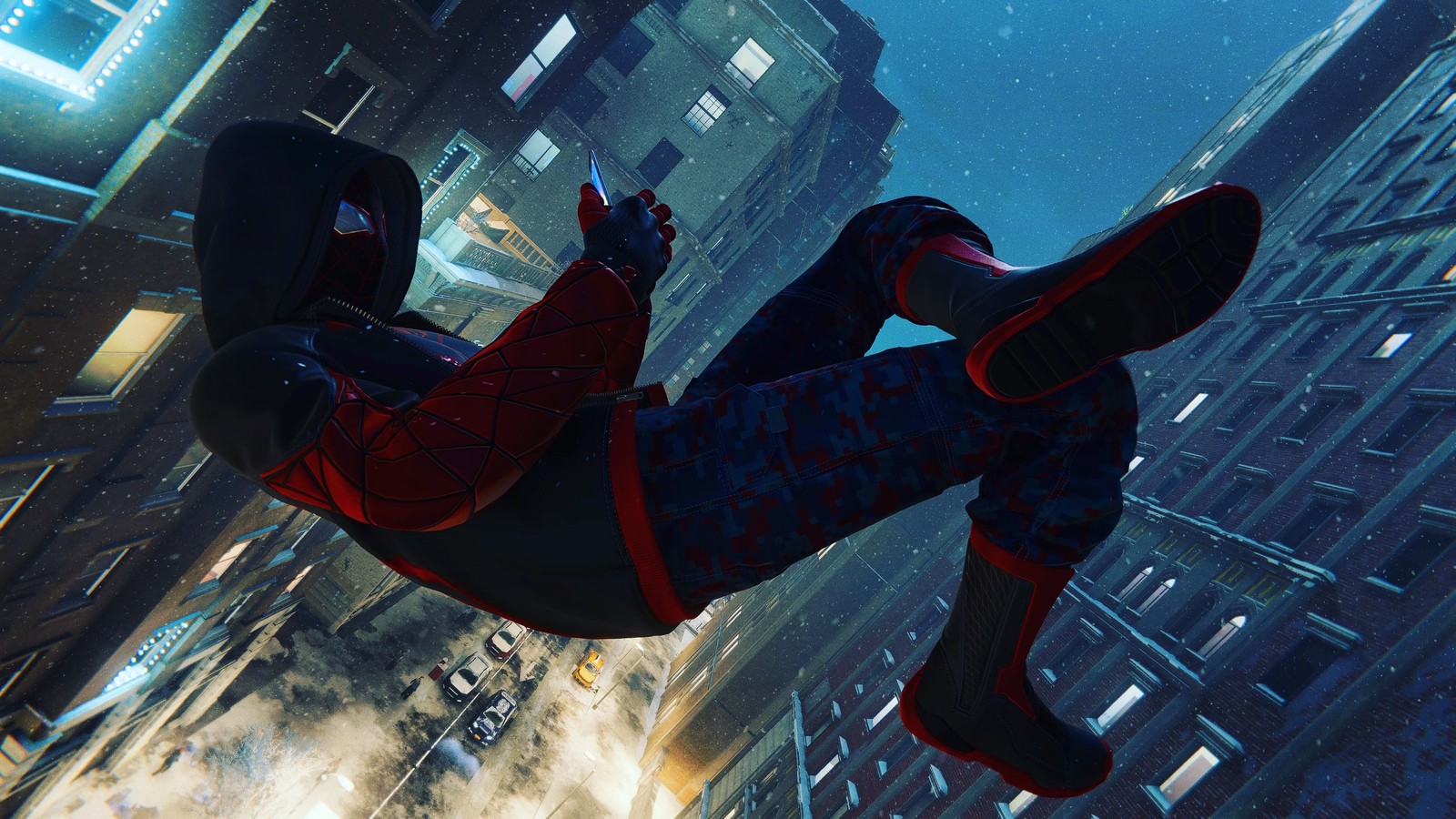 Spider-man volant dans les airs dans une ville la nuit (marvels spider man miles morales, playstation 5, ps5, jeu vidéo, miles morales)