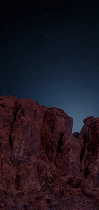 Noite estrelada sobre paisagem rochosa majestosa