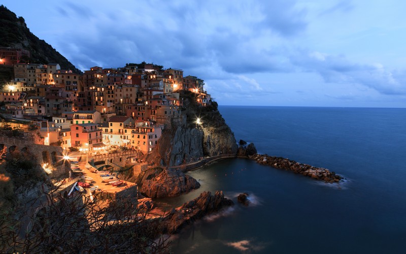 Арабский вид на город на обрыве с видом на океан (манарола, manarola, прибрежная деревня, чинкве терре, cinque terre)