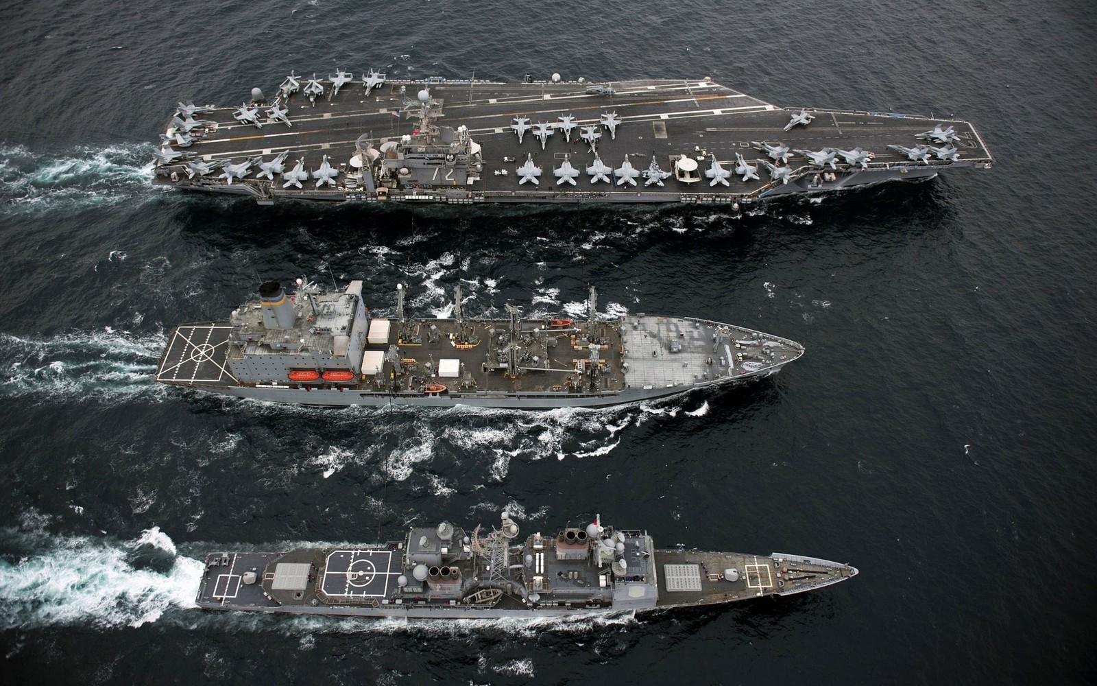 Tres barcos en el agua, uno siendo remolcado por otro (portaaviones, buque de guerra, marina de los estados unidos, acorazado, barco)